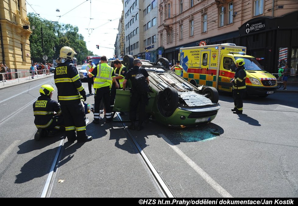 Auto ve Spálené skončilo na střeše.