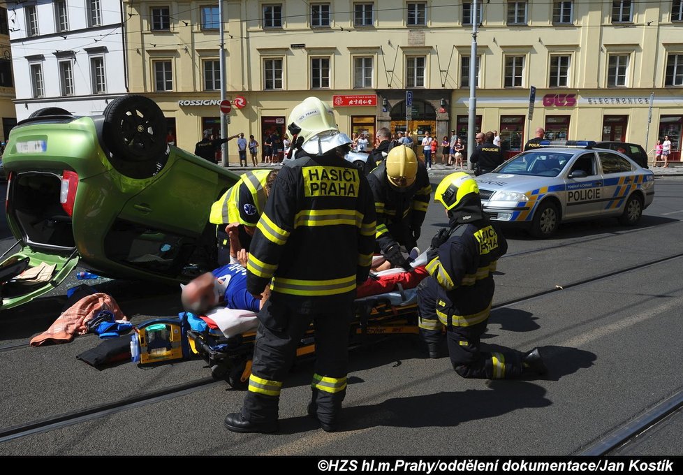 Auto ve Spálené skončilo na střeše.