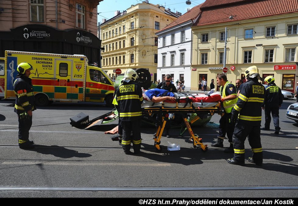 Auto ve Spálené skončilo na střeše.