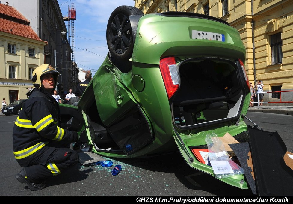 Auto ve Spálené skončilo na střeše.