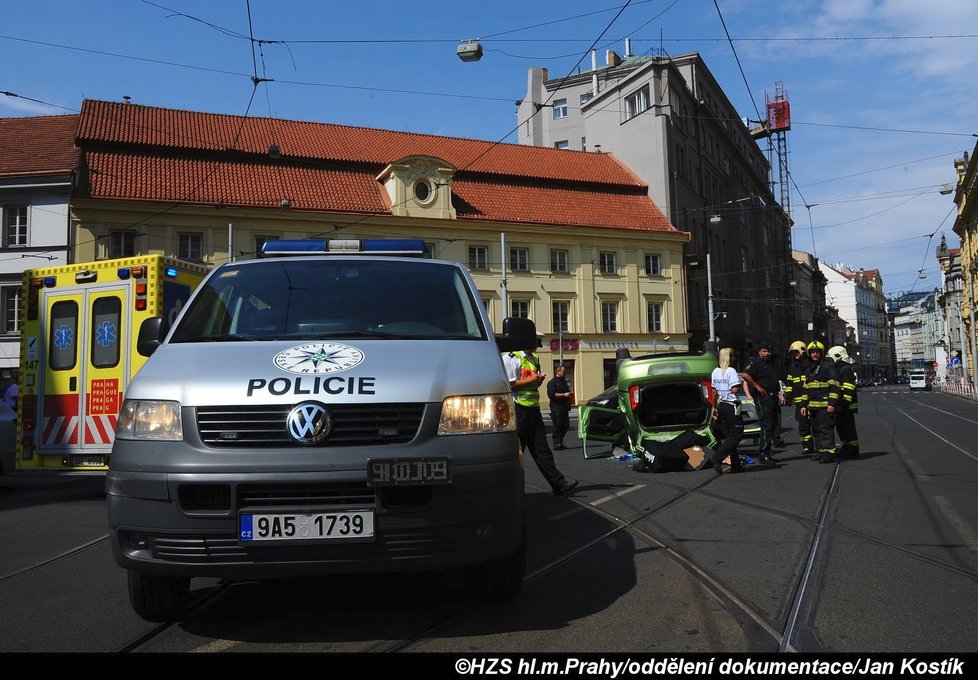 Auto ve Spálené skončilo na střeše.