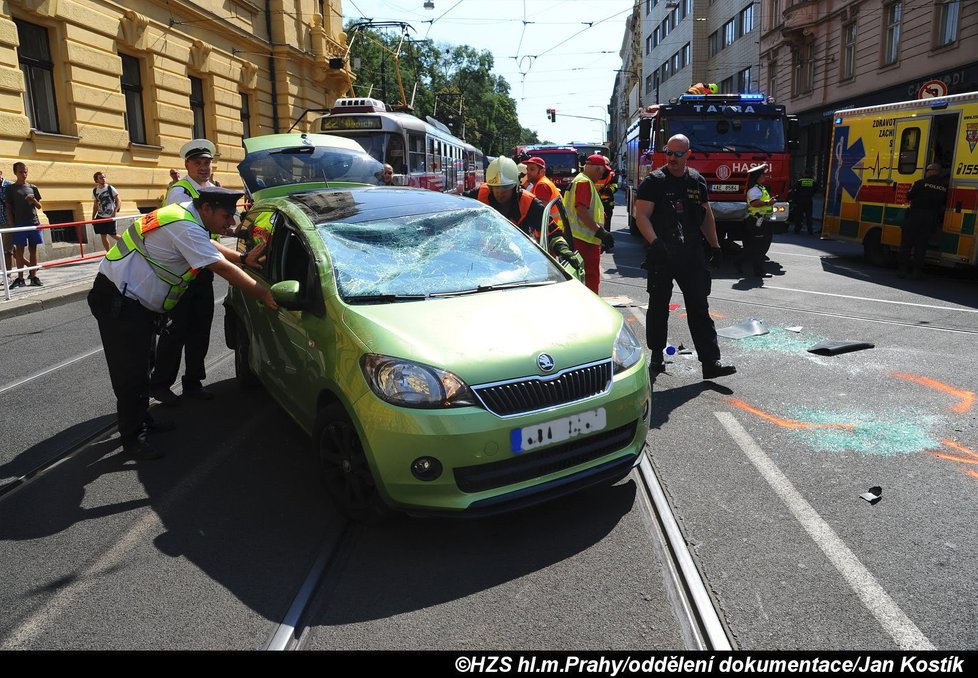 Auto ve Spálené skončilo na střeše.