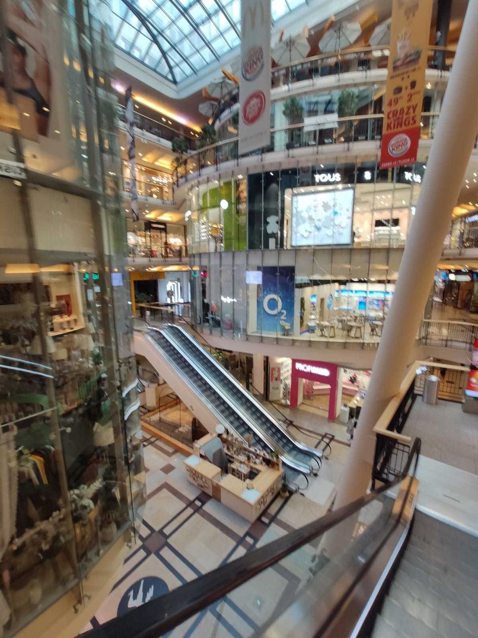Obchodní centrum Palladium v centru Prahy zeje prázdnotou. Většina obchodů je zavřených.