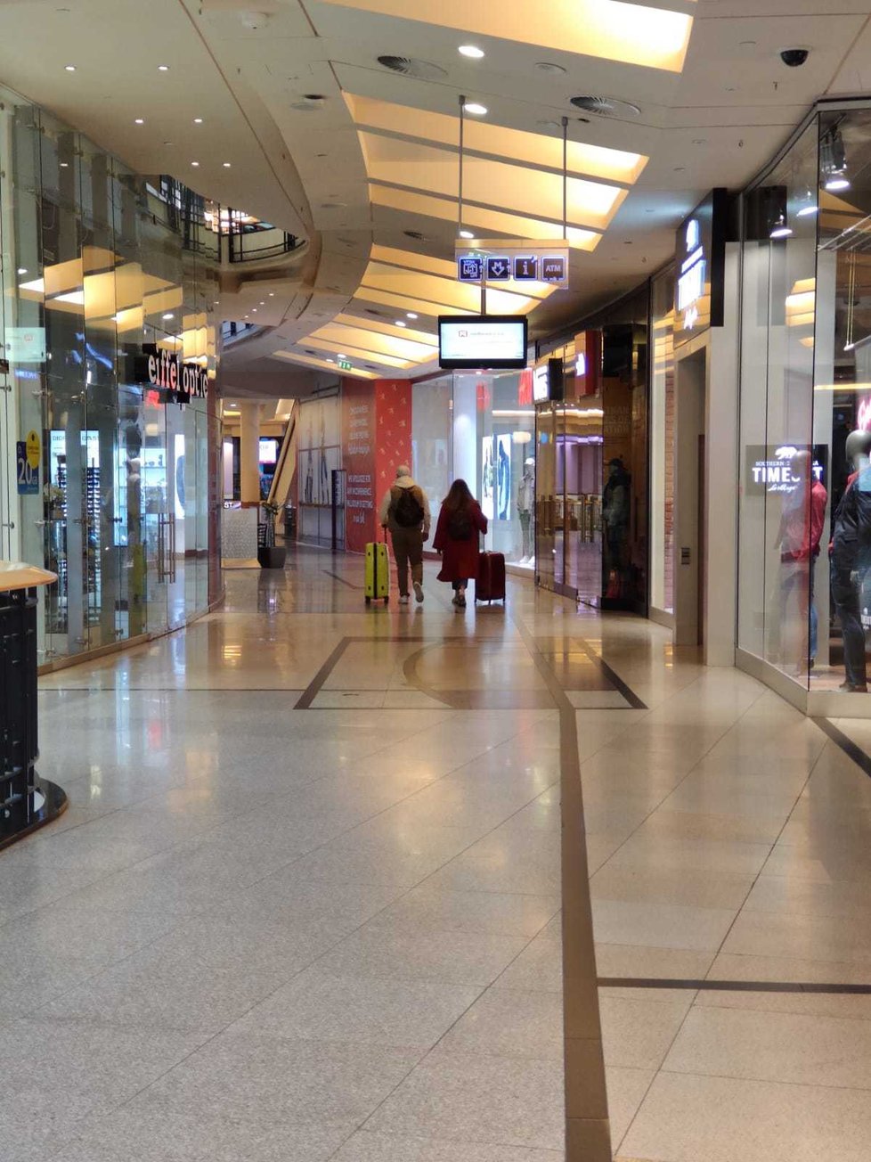 Obchodní centrum Palladium v centru Prahy zeje prázdnotou. Většina obchodů je zavřených.