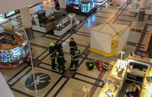 Smrt v centru Prahy: Mladík se zabil v obchodním domě