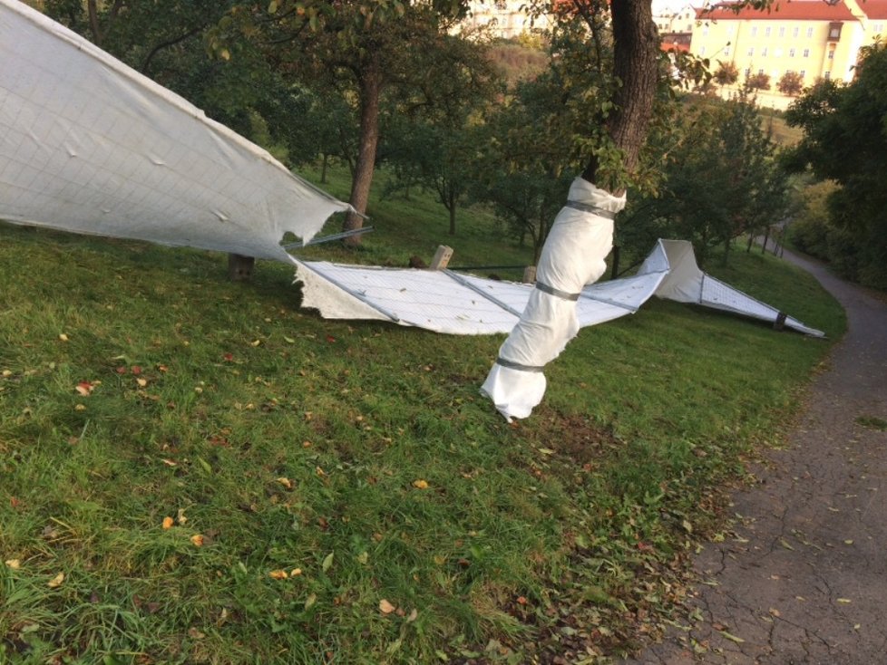 Plot kolem budoucích záchodků poničil neznámý vandal.