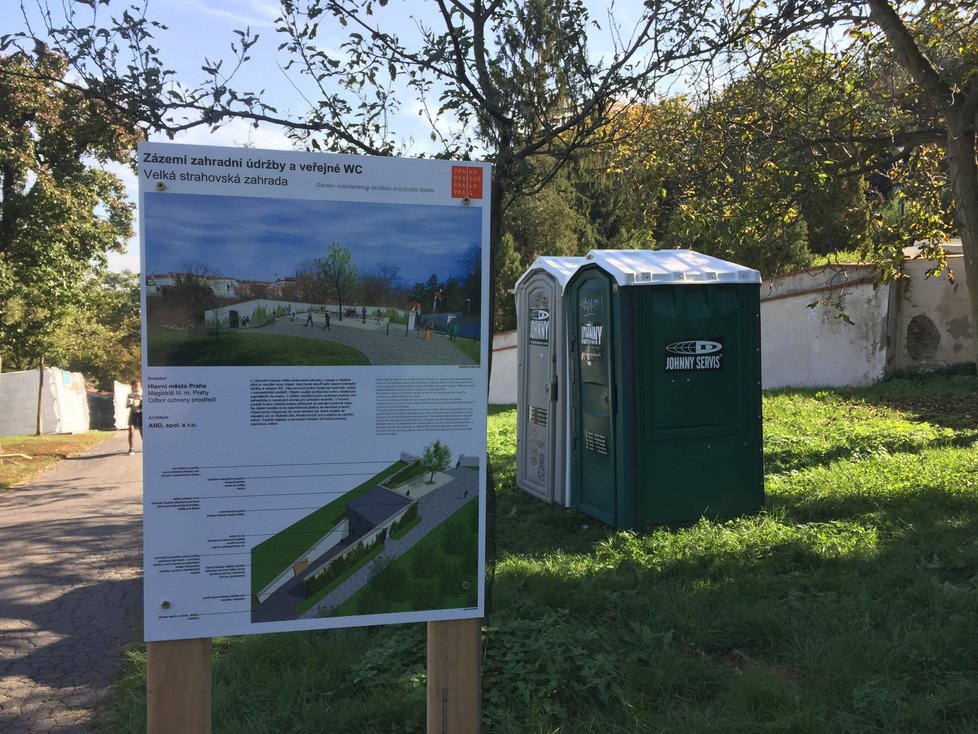 Ve Velké strahovské zahradě byla na začátku října zahájená příprava stavby veřejných záchodů a zázemí pro zahradníky.