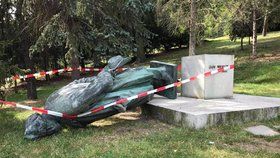 V Petřínských sadech zůstala po páteční noci ležet na zemi socha Jana Nerudy, Policisté řeší, zda za svržením sochy literáta nestojí vandalové.