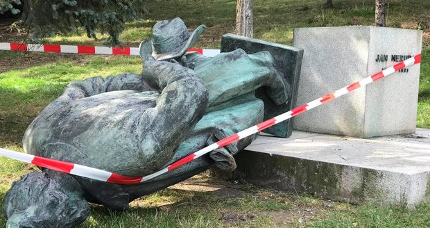 V Petřínských sadech zůstala po páteční noci ležet na zemi socha Jana Nerudy, Policisté řeší, zda za svržením sochy literáta nestojí vandalové.