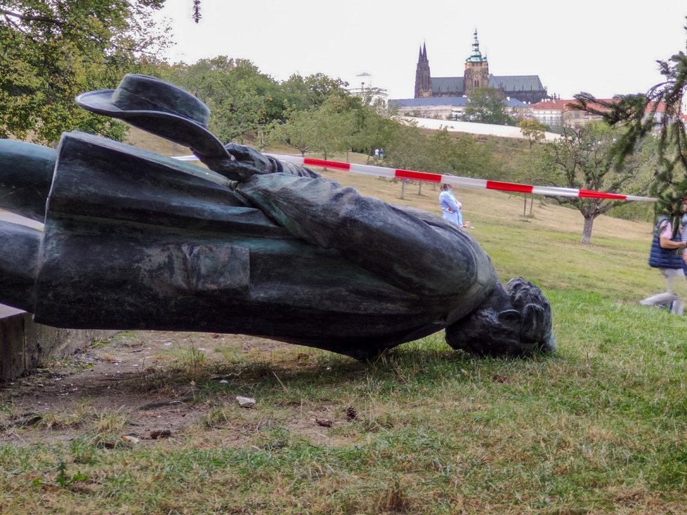 V sobotu 20. září byla v Petřínských sadech nalezená socha Jana Nerudy v trávě. Bronzovou sochu svrhl neznámý vandal nebo skupina neznámých pachatelů.