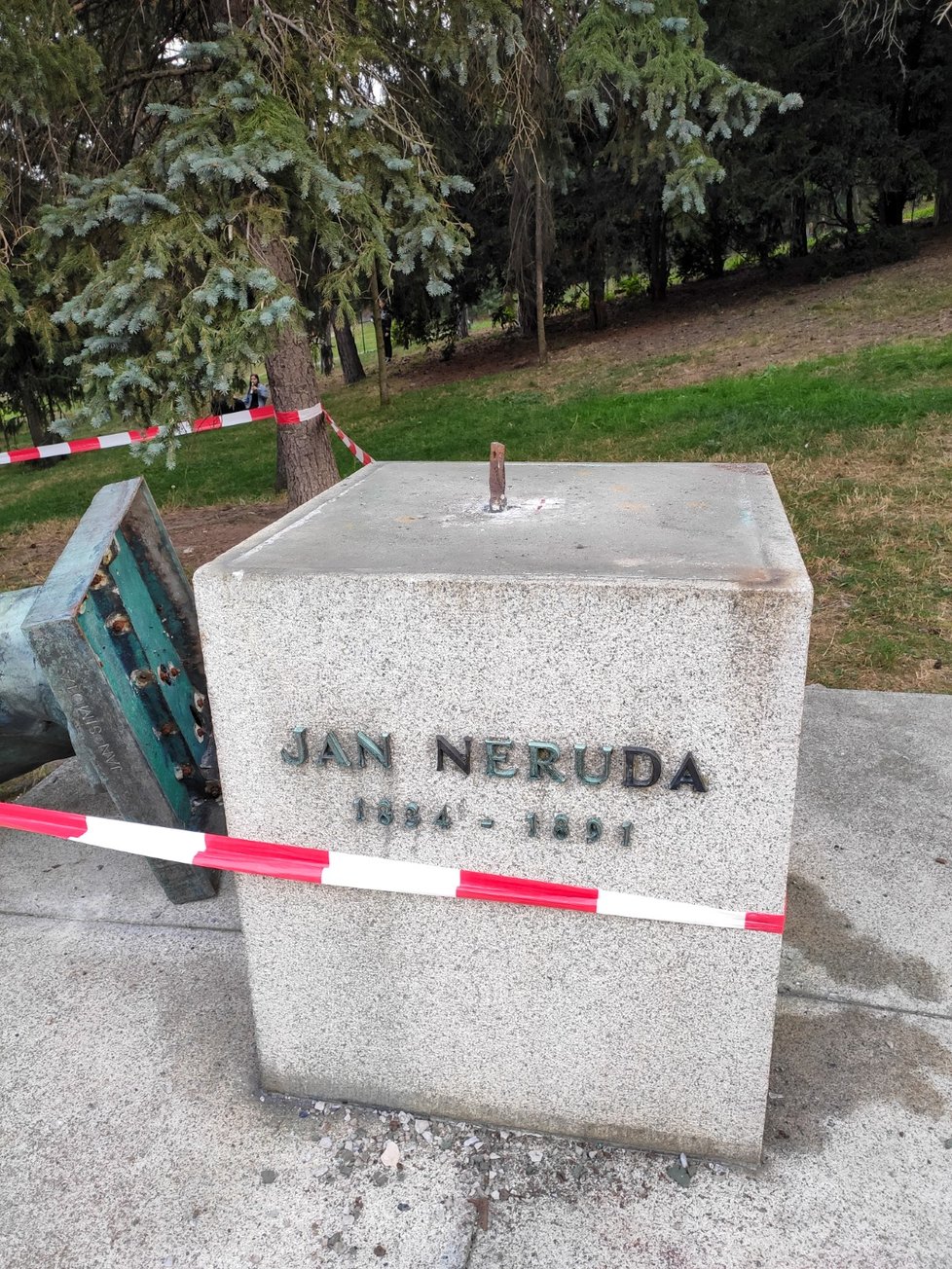 V sobotu 20. září byla v Petřínských sadech nalezená socha Jana Nerudy v trávě. Bronzovou sochu svrhl neznámý vandal nebo skupina neznámých pachatelů.