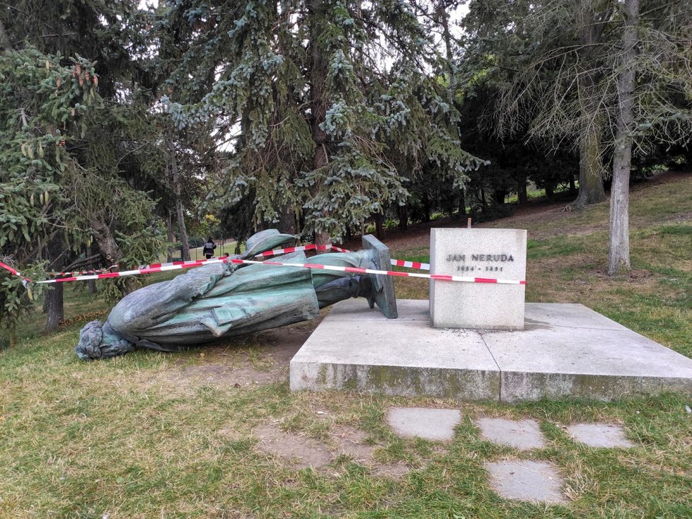 V sobotu 20. září byla v Petřínských sadech nalezená socha Jana Nerudy v trávě. Bronzovou sochu svrhl neznámý vandal nebo skupina neznámých pachatelů.