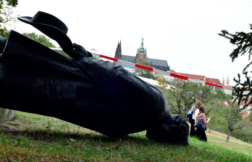 V sobotu 20. září byla v Petřínských sadech nalezená socha Jana Nerudy v trávě. Bronzovou sochu svrhl neznámý vandal nebo skupina neznámých pachatelů.