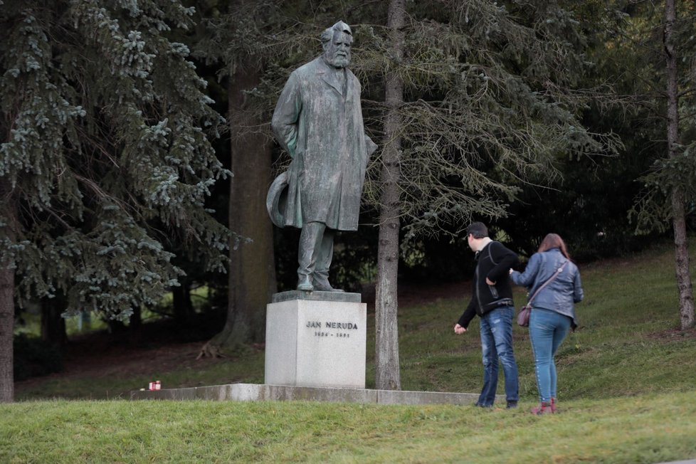 Ve středu 30. září se vrátila bronzová socha Jana Nerudy na své místo.