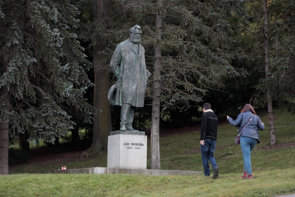 Ve středu 30. září se vrátila bronzová socha Jana Nerudy na své místo.