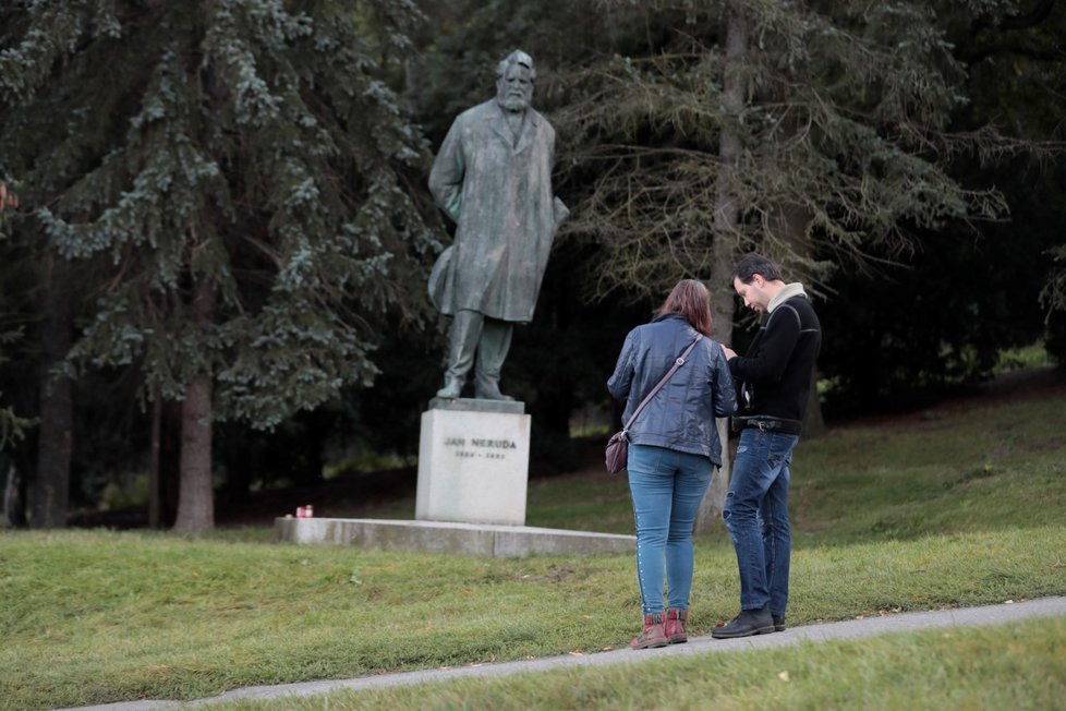 Ve středu 30. září se vrátila bronzová socha Jana Nerudy na své místo.