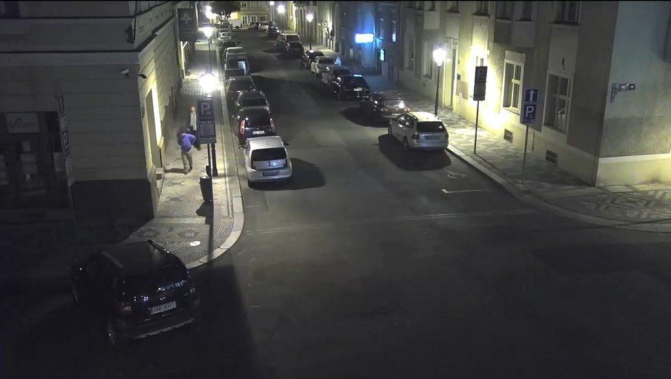 Policie pátrá po dvou mužích, co se vloupali do auta.