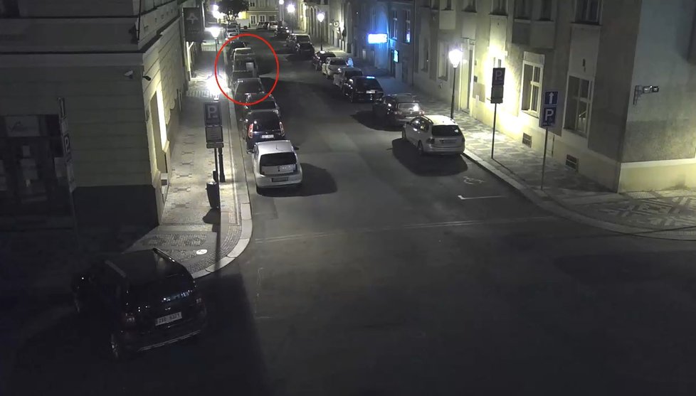 Policie pátrá po dvou mužích, co se vloupali do auta.