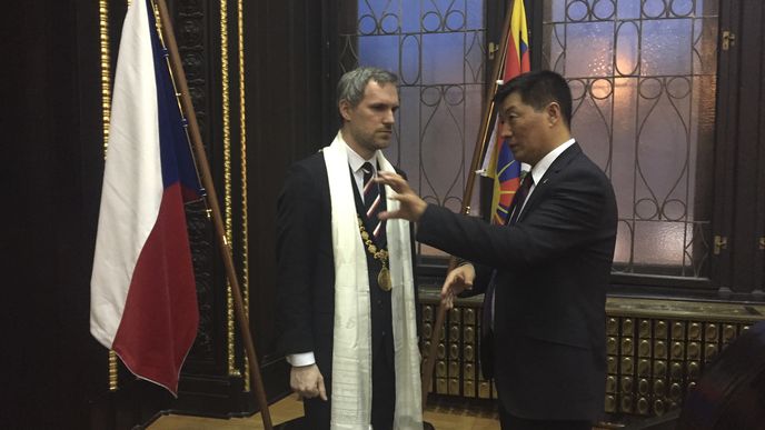 Zdeněk Hřib diskutuje s tibetským politikem