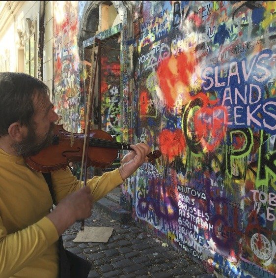 Vojtěch Fidler hrál na místech, která byla spojená s hudbou. Kupříkladu u Lennonovy zdi.