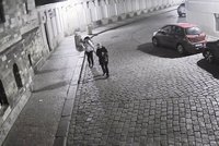VIDEO: Kradli na etapy! Zloději si vyhlédli auto v centru Prahy, pak z něj sebrali věci za 200 tisíc