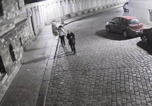 Policie pátrá po této dvojici mužů.