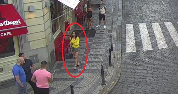 Policie pátrá po dvou podezřelých. Na fotce je hledaná žena.