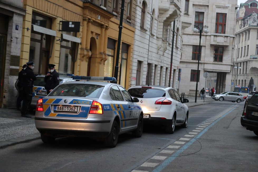 Pražští policisté zadrželi 26letého řidiče, který před nimi ujížděl bez řidičáku. (3. 3. 2021)