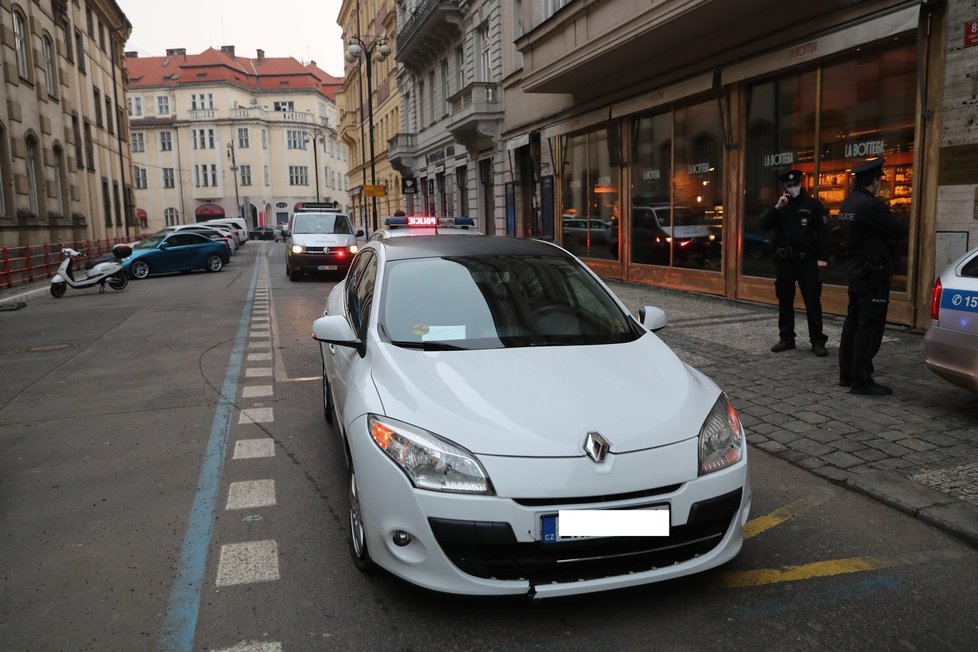 Pražští policisté zadrželi 26letého řidiče, který před nimi ujížděl bez řidičáku. (3. 3. 2021)