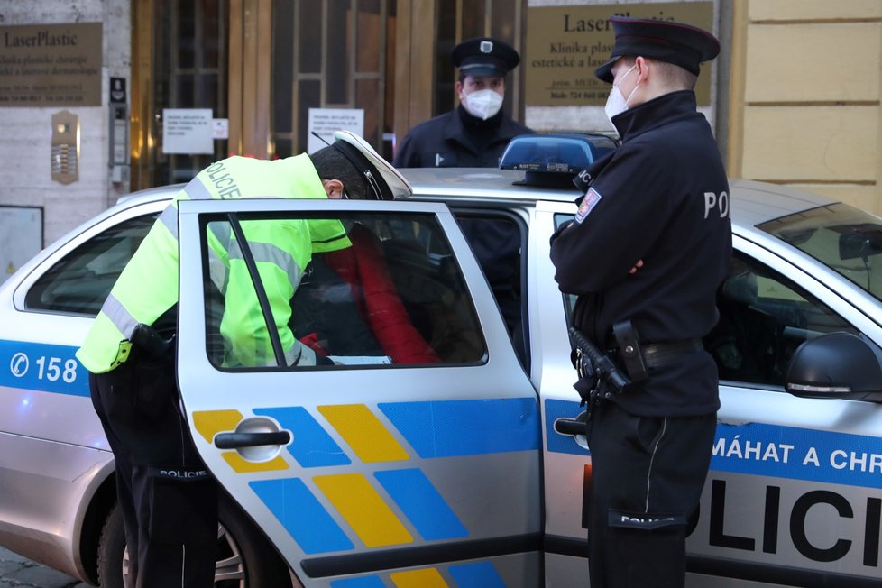 Pražští policisté zadrželi 26letého řidiče, který před nimi ujížděl bez řidičáku. (3. 3. 2021)