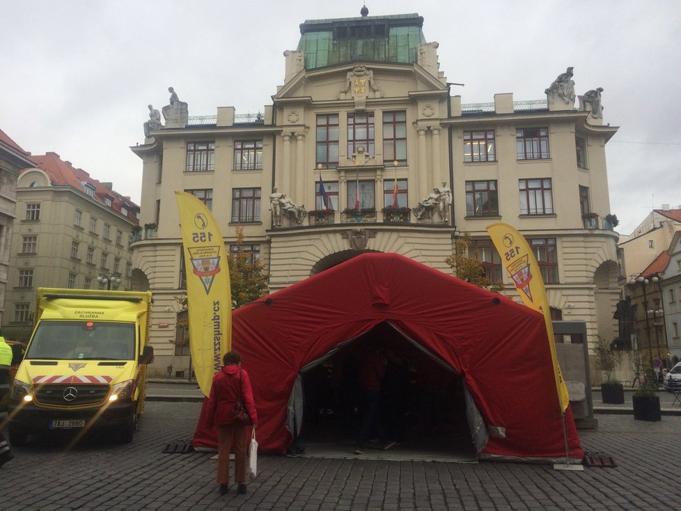 Pražané se pokouší překonat český rekord v nejdéle prováděné resuscitaci.