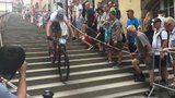VIDEO: Na kole po pražských schodech! Cyklistická exhibice v srdci Prahy přilákala tisíce návštěvníků