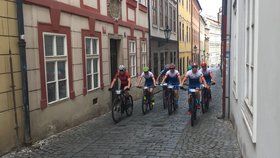 Prahou projedou o víkendu cyklisté v rámci charitativní jízdy (ilustrační foto).