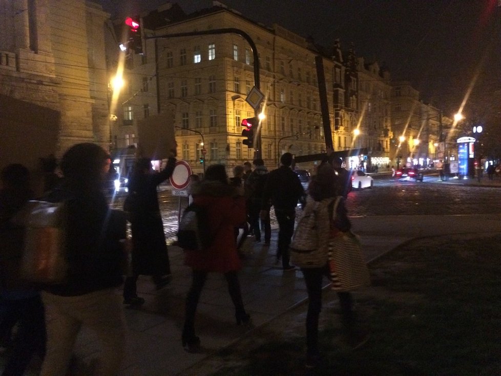 Satanisté se vydali z Hradčanského náměstí do dalších částí Prahy. Svým pochodem vzbuzovali rozruch.