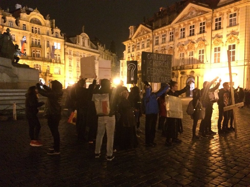 Satanisté se vydali z Hradčanského náměstí do dalších částí Prahy. Svým pochodem vzbuzovali rozruch.