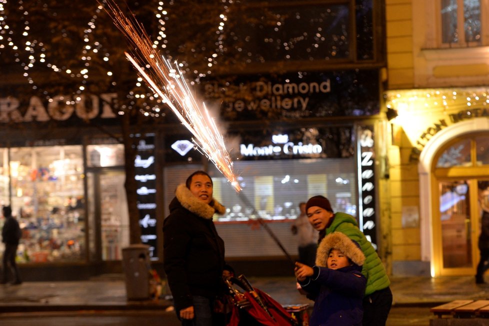 Mezi oblíbenou pyrotechniku patří římské svíce.