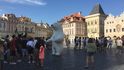 Na Staroměstském náměstí přibývají obří kostýmy. Tentokrát tu však pózoval jen lední medvěd.