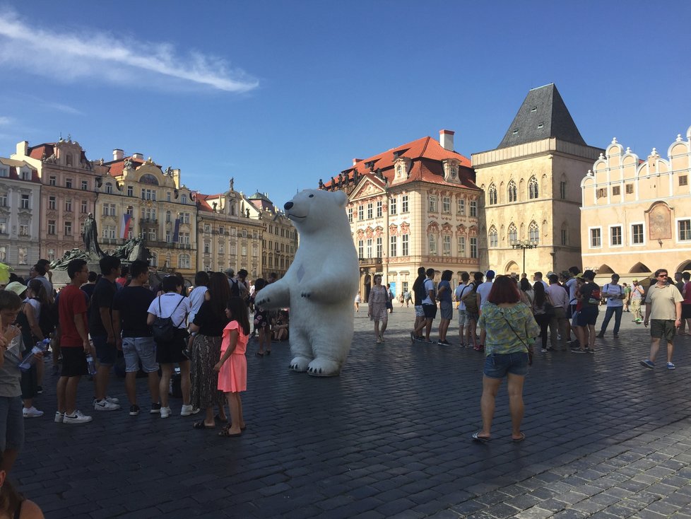 Na Staroměstském náměstí přibývají obří kostýmy. Tentokrát tu však pózoval jen lední medvěd. (2019)
