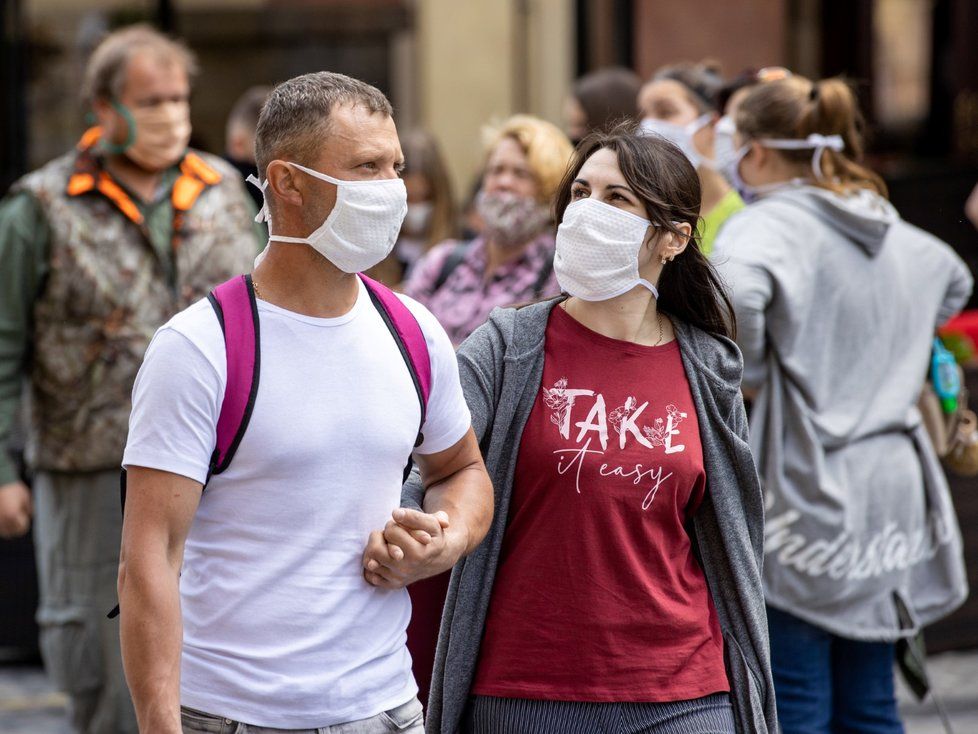 V restauracích na Staroměstském náměstí už nenecháte celou výplatu. Koronavirus stlačil ceny dolů.