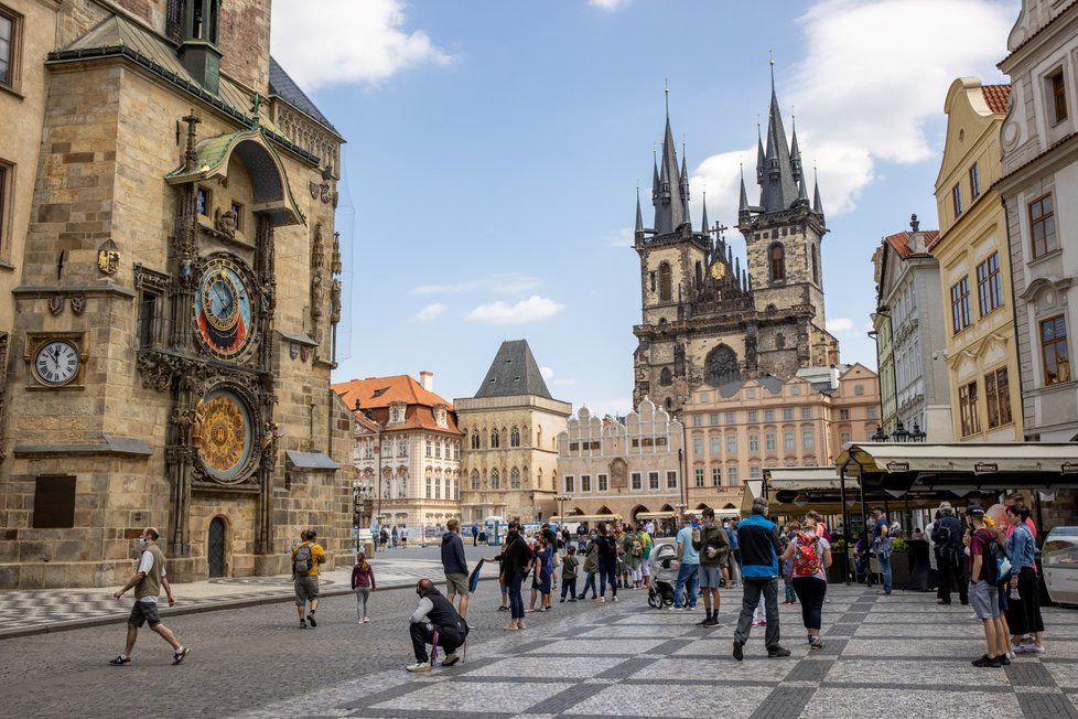 V restauracích na Staroměstském náměstí už nenecháte celou výplatu. Koronavirus stlačil ceny dolů.