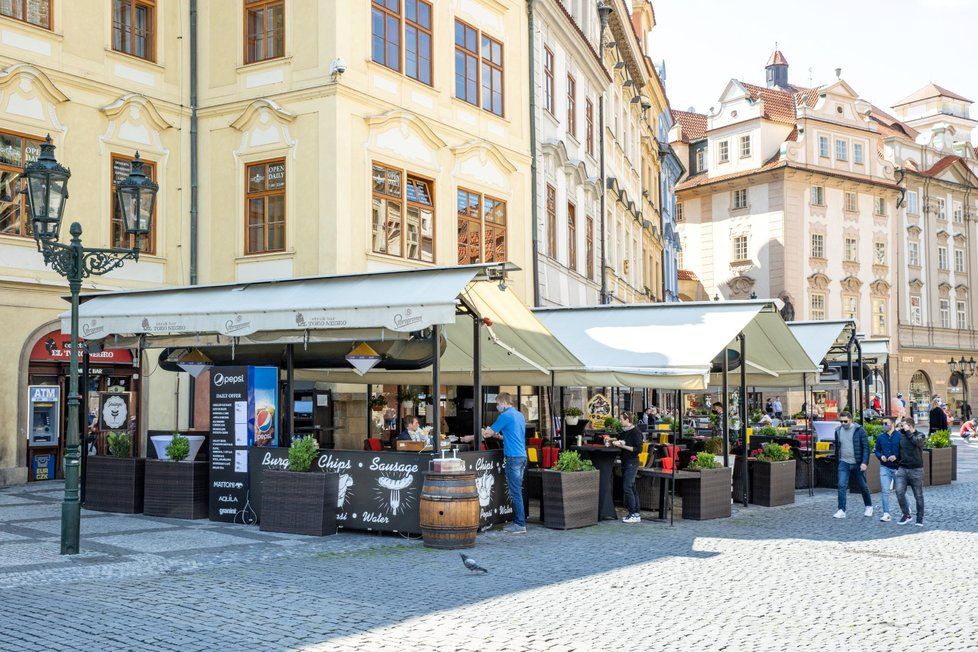 V restauracích na Staroměstském náměstí už nenecháte celou výplatu. Koronavirus stlačil ceny dolů.