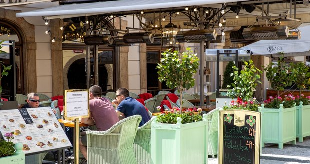 V restauracích na Staroměstském náměstí už nenecháte celou výplatu. Koronavirus stlačil ceny dolů.