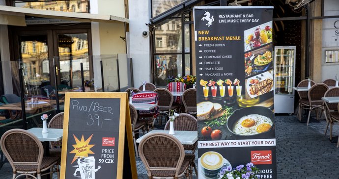 V restauracích na Staroměstském náměstí už nenecháte celou výplatu. Koronavirus stlačil ceny dolů.