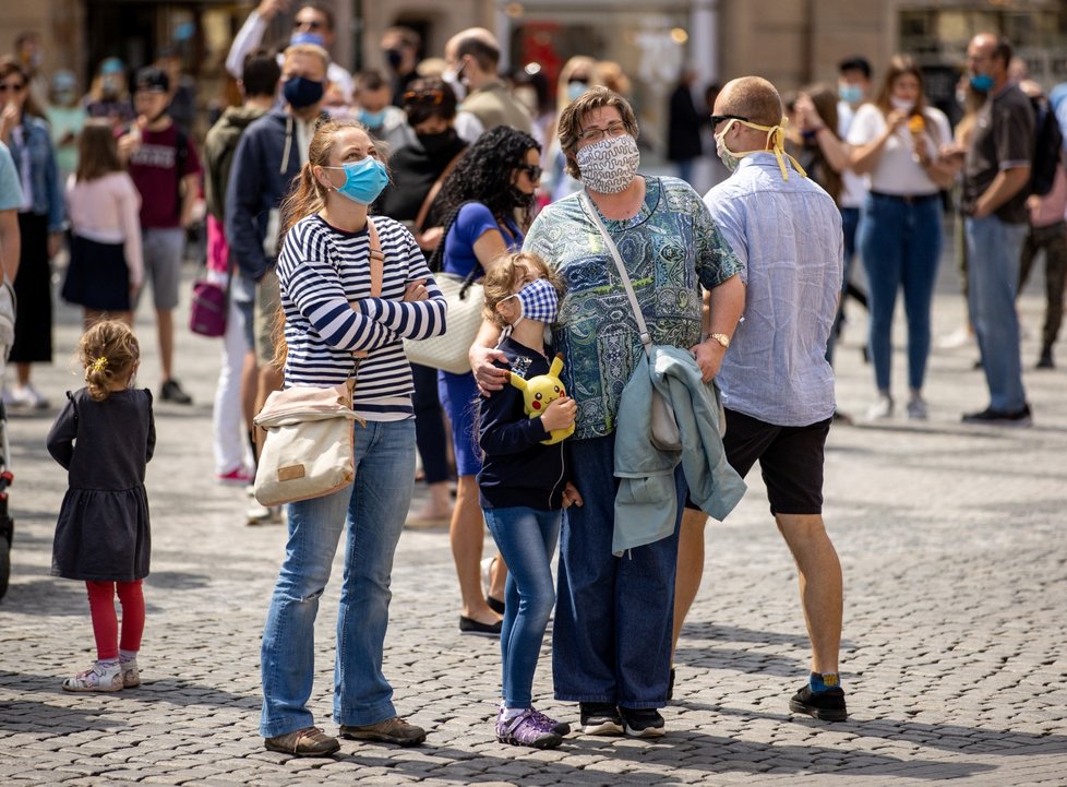 V restauracích na Staroměstském náměstí už nenecháte celou výplatu. Koronavirus stlačil ceny dolů.