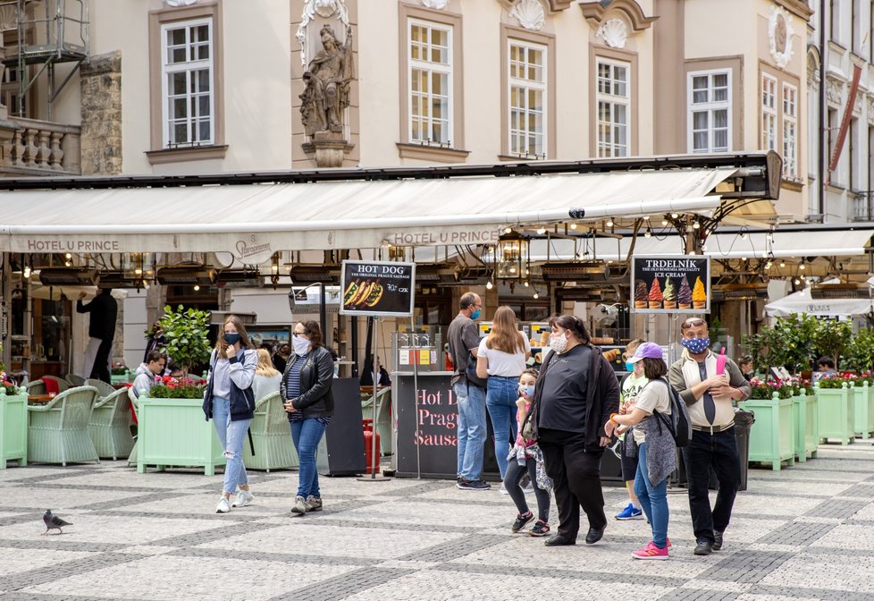 V restauracích na Staroměstském náměstí už nenecháte celou výplatu. Koronavirus stlačil ceny dolů.