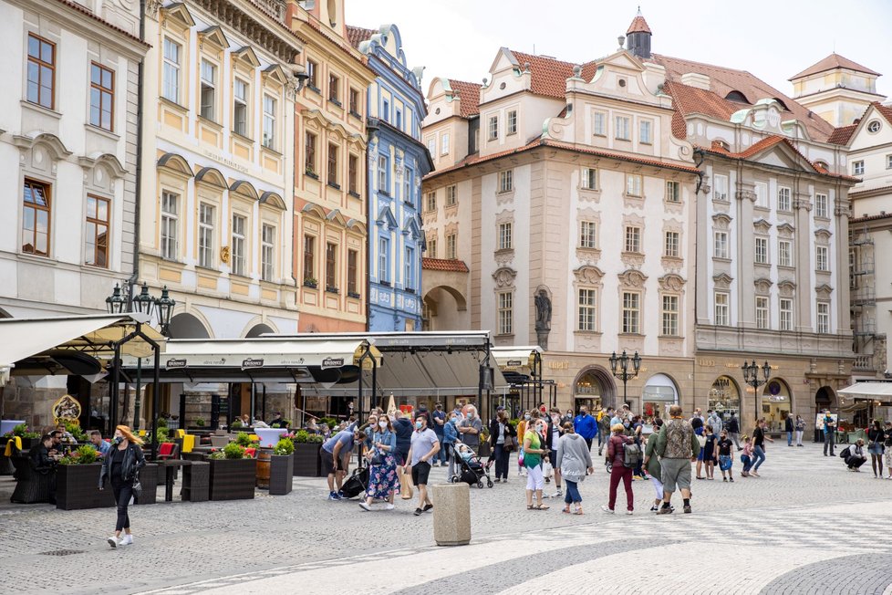 V restauracích na Staroměstském náměstí už nenecháte celou výplatu. Koronavirus stlačil ceny dolů.