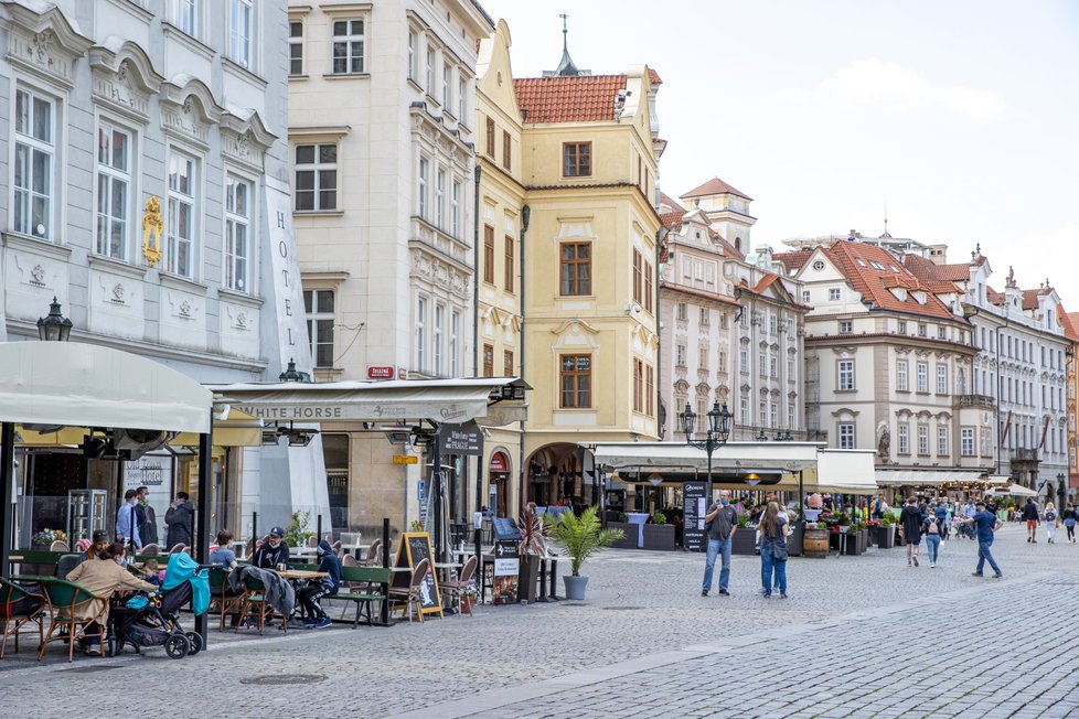 V restauracích na Staroměstském náměstí už nenecháte celou výplatu. Koronavirus stlačil ceny dolů.