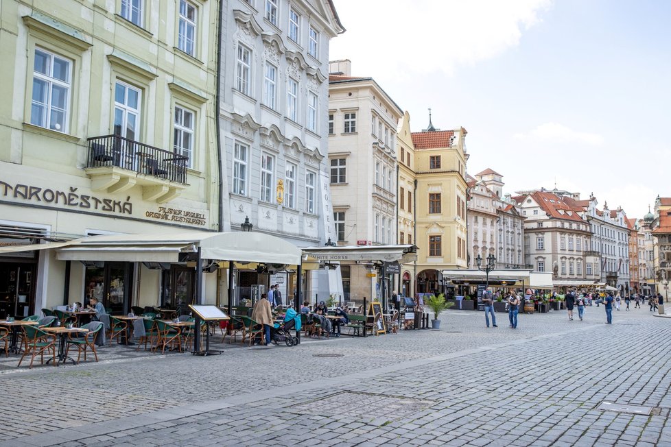 V restauracích na Staroměstském náměstí už nenecháte celou výplatu. Koronavirus stlačil ceny dolů.