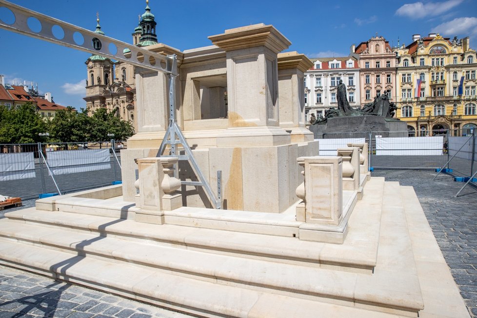 V restauracích na Staroměstském náměstí už nenecháte celou výplatu. Koronavirus stlačil ceny dolů.