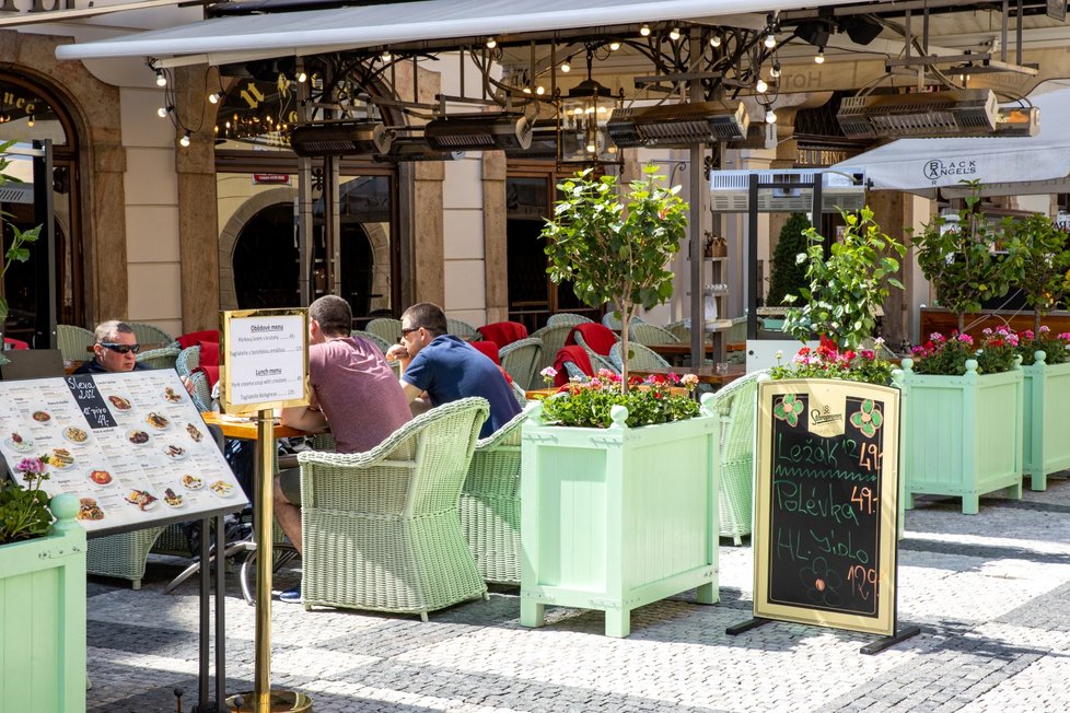 V restauracích na Staroměstském náměstí už nenecháte celou výplatu. Koronavirus stlačil ceny dolů.